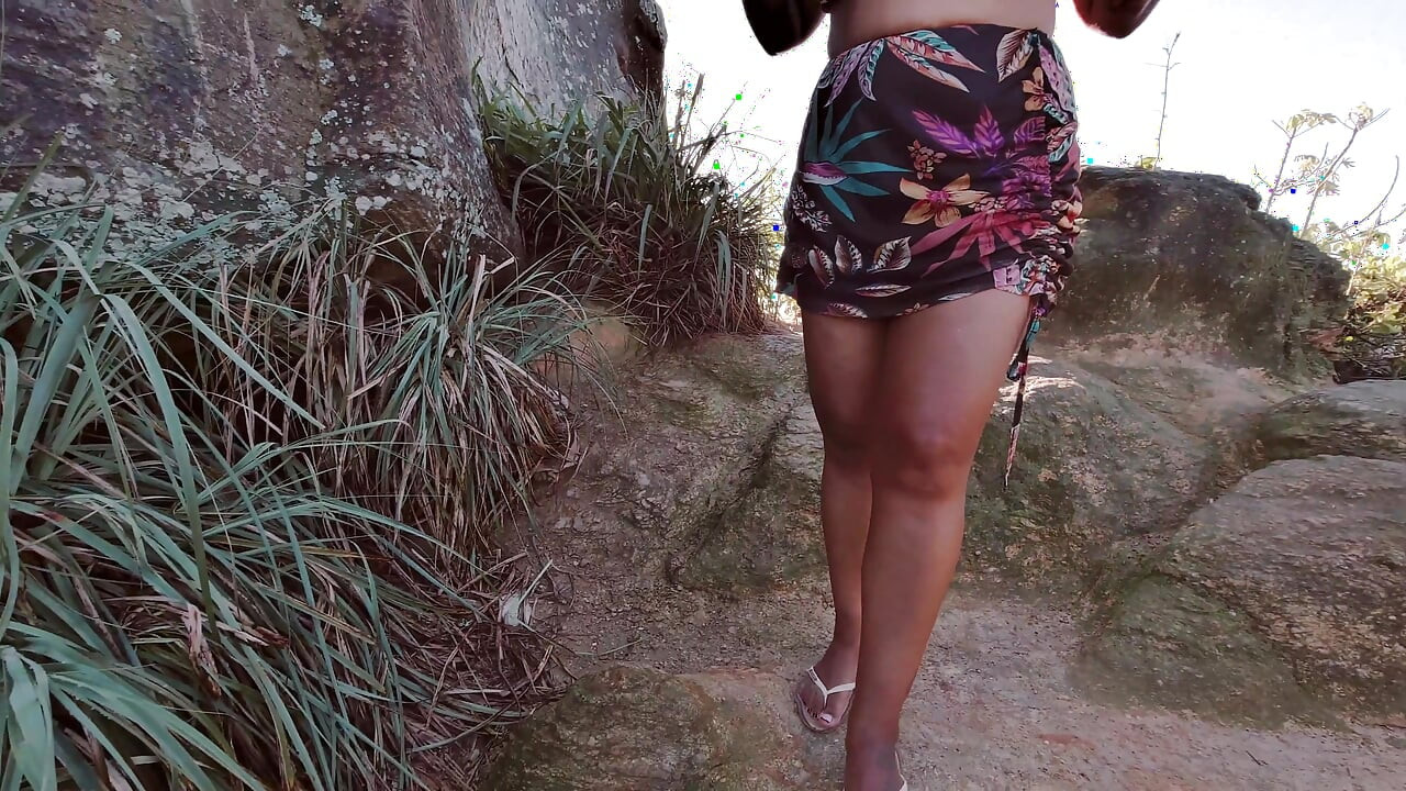 해변에서 자위하고 바다 앞에서 오줌 싸는 핫와이프!