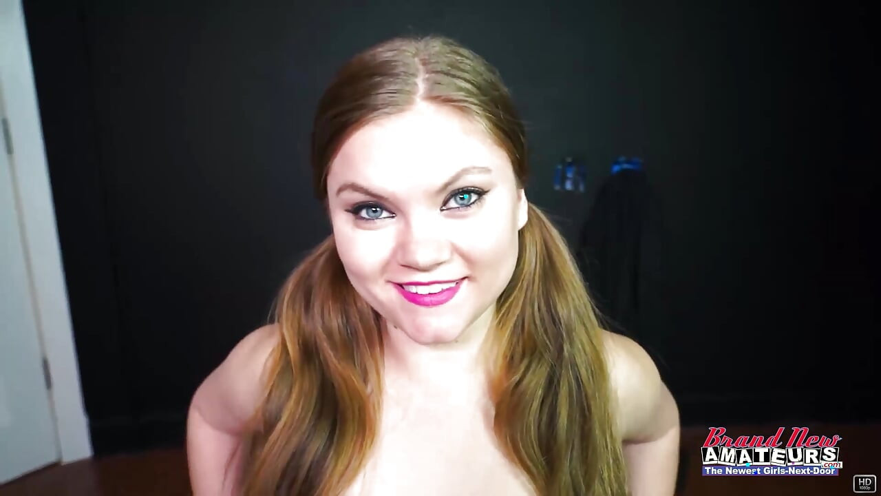 Mooie brunette studente Lauren geniet ervan om een grote sappige lul te zuigen om geneukt te worden!