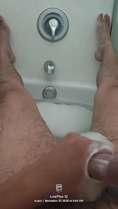 Melancap keras penuh di dalam tab mandi