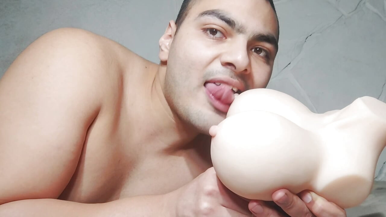 Massagem nos peitos - chupando os peitos da boneca sexual - masturbação com pênis grande