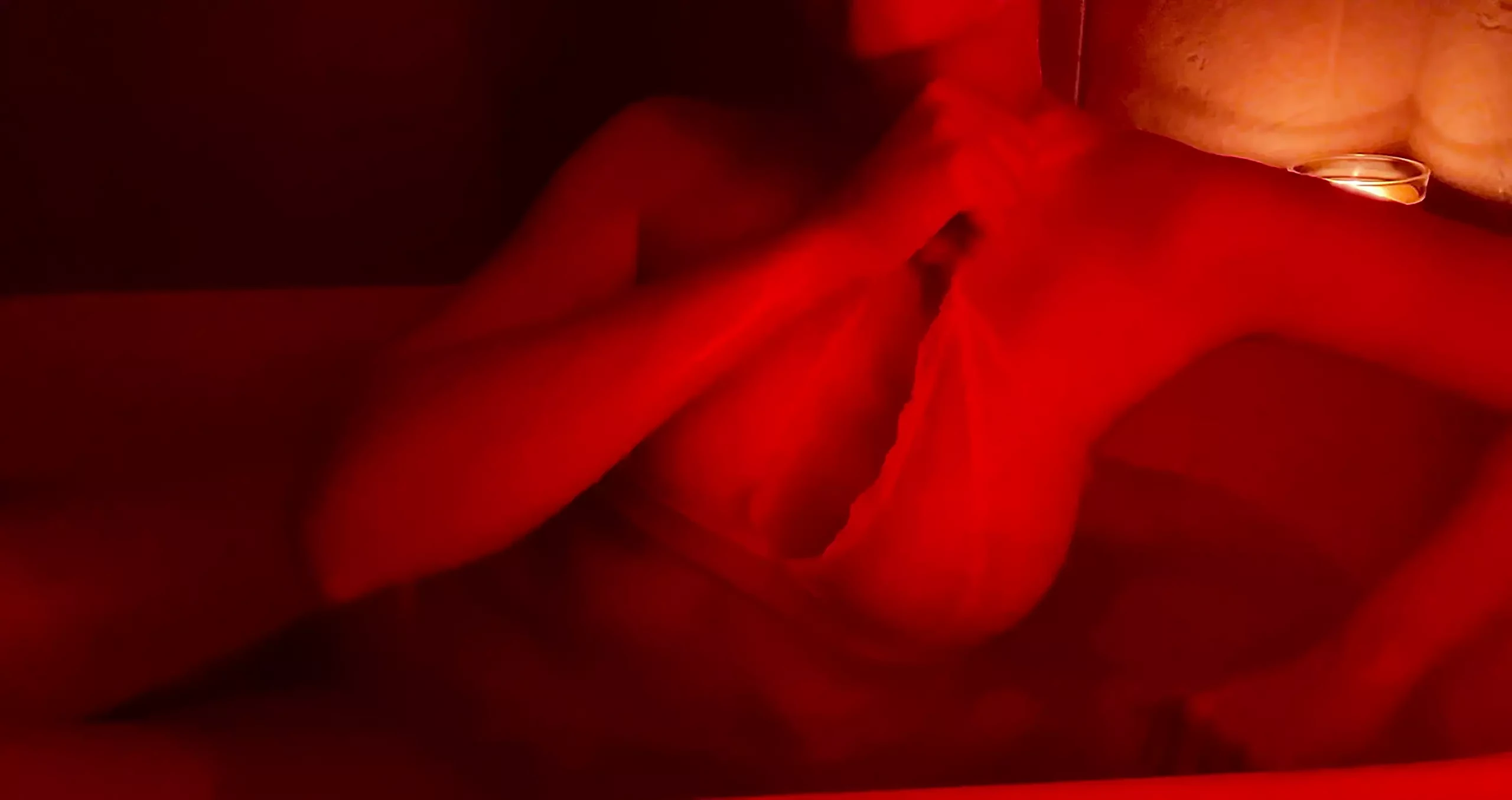 Phita pahni rasdar gand vali shararti larki bhavnaen patriyon ko sunte hue ht babal bath se gili ho jati hai