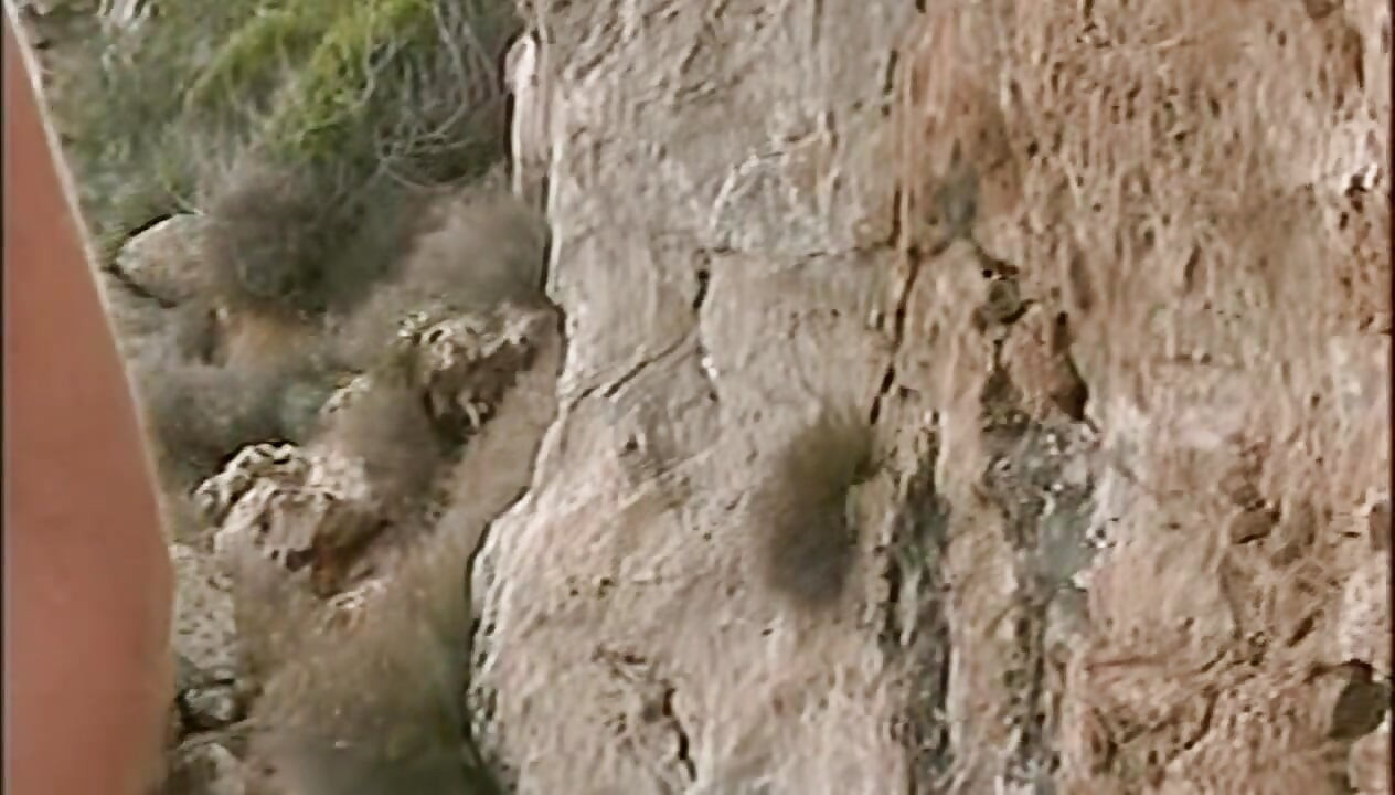 Cachonda pelirroja con dedos en el coño en la playa salvaje