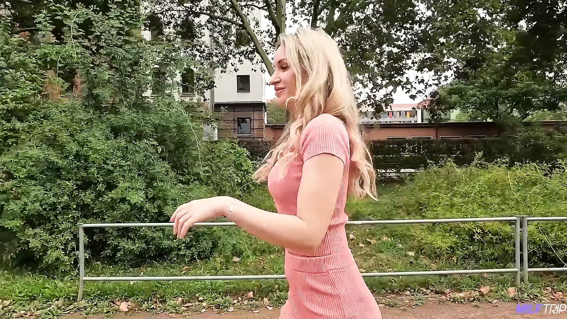 Milftrip Prsata plavokosa milfa Micky Muffin pokušava da ne bude uhvaćena