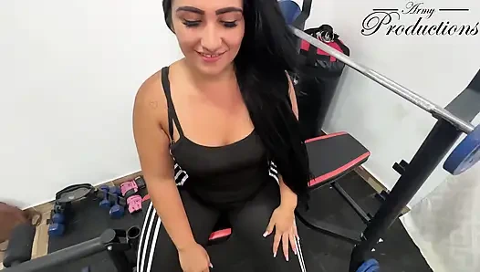 Pria tukang reparasi gym ini dientot habis-habisan sama besar - cewek cantik alami