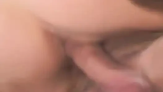 Memek cewek kurus rambut cokelat ini dijilat dan di-fingering habis-habisan