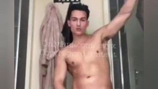 Sexy jongen masturbeert in de badkamer