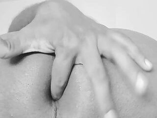 Un homme sexy montre son corps et son cul propres et lisses et se doigte le cul