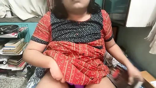 Utangaç kadın kılıklı mastürbasyon ve geceleri tek başına anal keşif