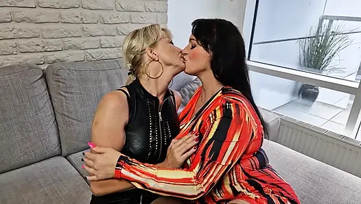 Seks lesbian mesum dengan stoking nilon - bagian 1