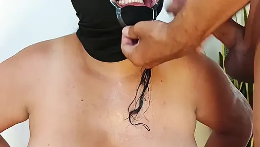 Desi göttin in Maske &amp; dental retractor bekommt massiven cumshot in den hals - so schön und brutal