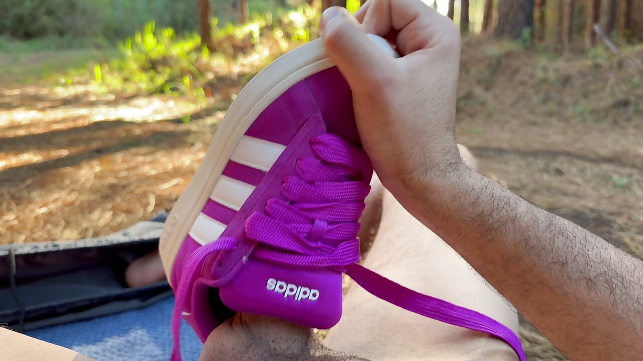Follada y corrida al aire libre en el parque con las nuevas zapatillas Adidas rosa de la esposa. Primera corrida sobre él