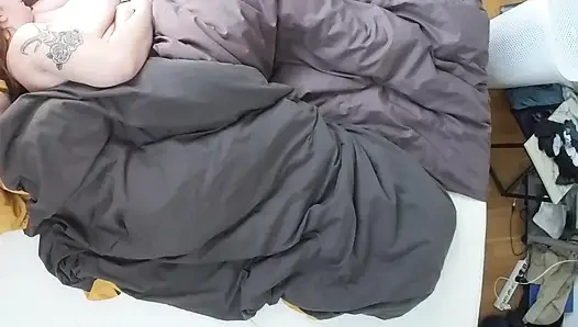 Aku membiarkannya meniduriku mentah di pagi hari sampai dia cum jauh di dalam diriku