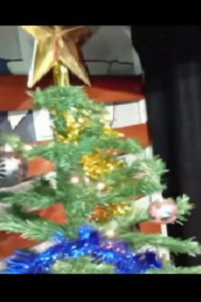 Os Pés Da Mãe Natal Enquanto Monta Arvore Natal 2025