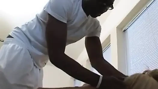 Tukang pijat kulit hitam nyepong kontol besar pria kulit hitam dan cewek nakal rambut pirang ini nyepong kontol