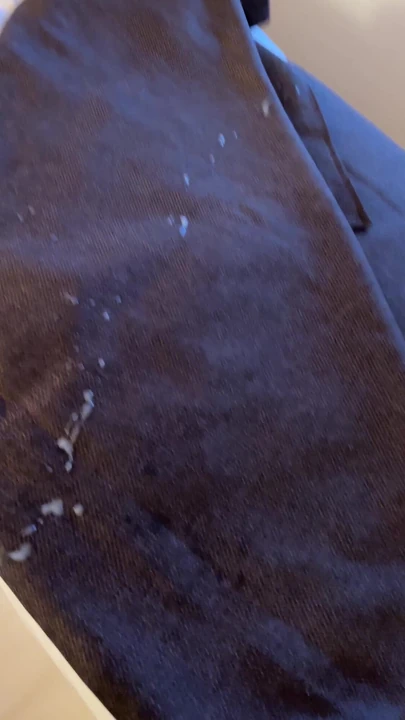 Momento memorável de "Doce garoto alemão se masturba de manhã cedo no quarto de hotel e esguicha na cama"