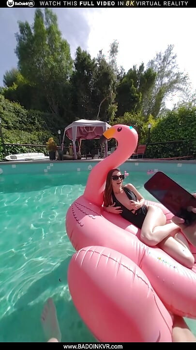 Badoinkvr tomando una foto para Jillian Janson te meterá en lo profundo de su apretado coño parte 1