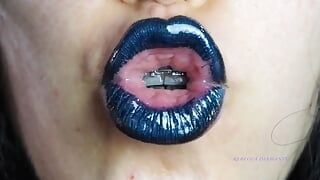 Gotycka ciemnoniebieska szminka i błyszczące usta