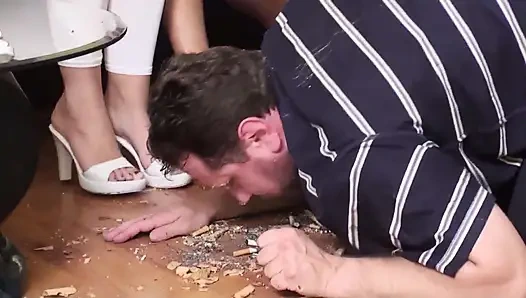 Memberinya makan dari lantai dan sepatu mereka