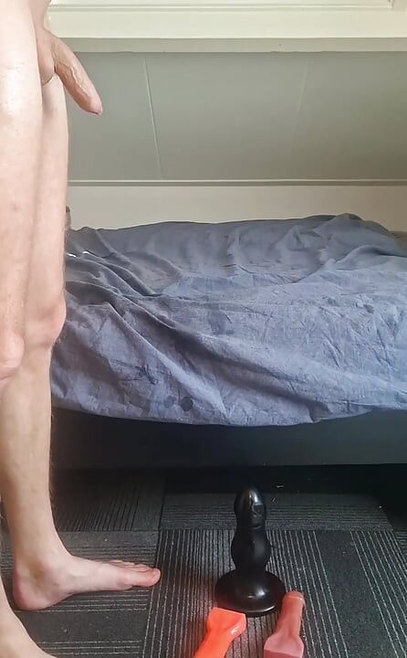 Solo gay twink leva enorme consolo pirâmide - extremo alongamento anal