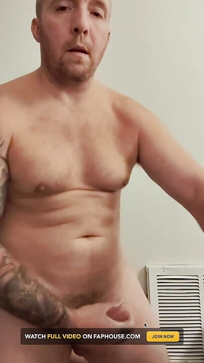 아빠가 당신을 위해 사정할 때까지 자지를 쓰다듬는 모습을 지켜봐