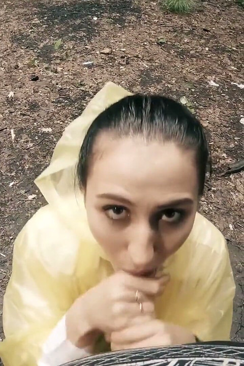 Black Lynn dans un imperméable jaune suce une bite dans les bois - pipe en plein air et éjaculation dans la bouche