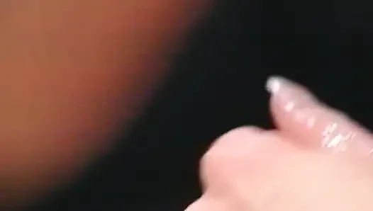 Penggoda rambut pirang di-fingering habis-habisan sampai dicrot di dalam