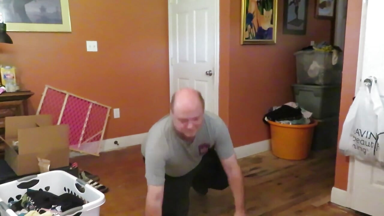 Sprawiam, że mój niewolnik pachnie moimi śmierdzącymi gumowymi butami ogrodowymi