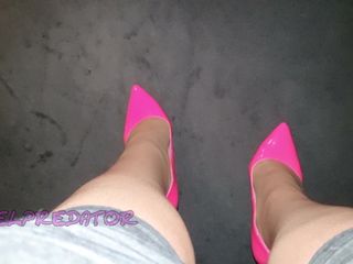 Сперма на моем новом розовом трах-мне каблуках
