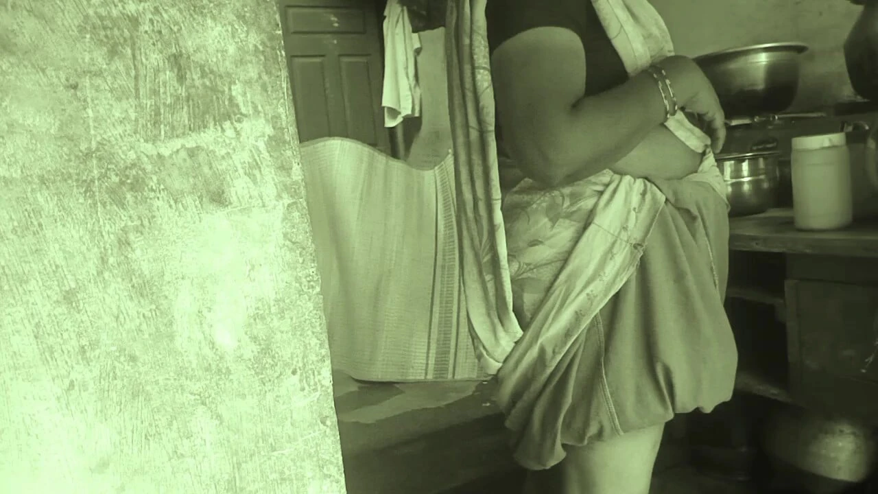 Indická žena v domácnosti vaří romantické porno video