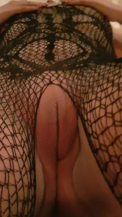 彼女はホットで自分に触れる