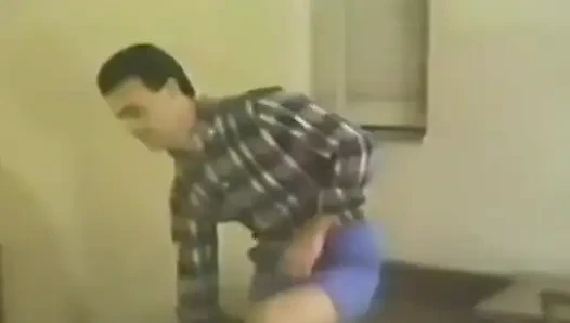 Bir esmer büyük bir yarağı domaltarak alıyor
