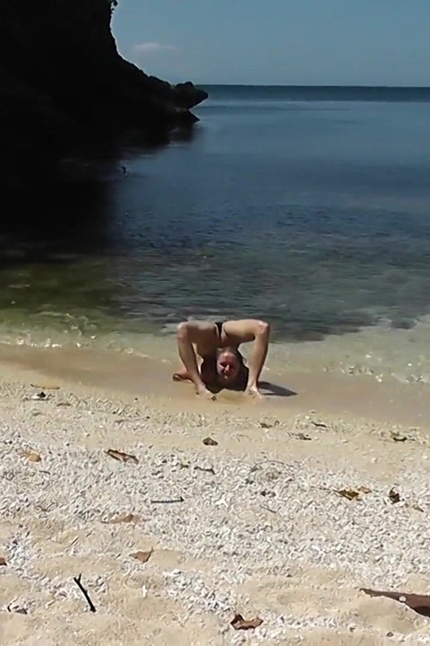 Ciesz się ze mną świetny film z moich ostatnich wakacji na plaży, obserwując, jak bardzo się zginam