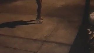 Crossdresser en un callejón de Filadelfia