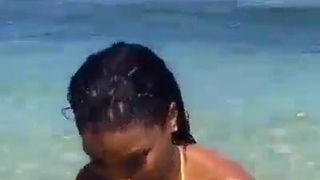 Si comel melakukan selfies di tepi laut, wo apa yang ass.mp