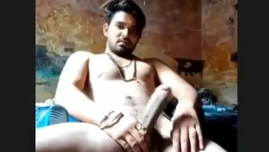 Chico indio se masturba en video llamada con polla caliente