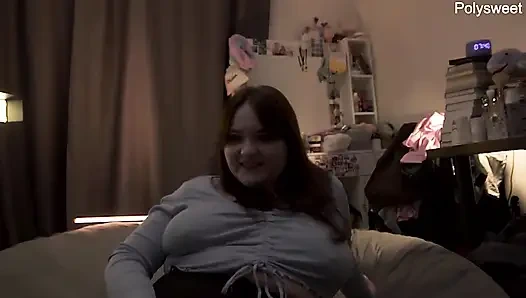 Kıyafetlerle mastürbasyon için talimatlar, hanımefendinin ayaklarına ve strap-on'ına tapın.