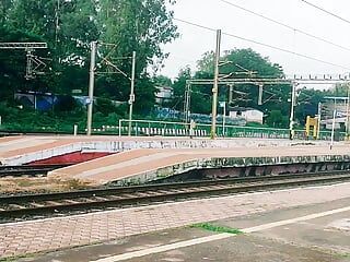 Mostrando la polla frotándola en la estación de tren pública sexy