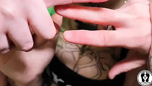 Beißende fingertherapie mit sinnlichem ergebnis