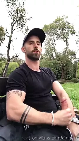 Successful wanking on the park bench