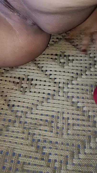 Indian sexy cute girl apni chut ko khud a rahi hai