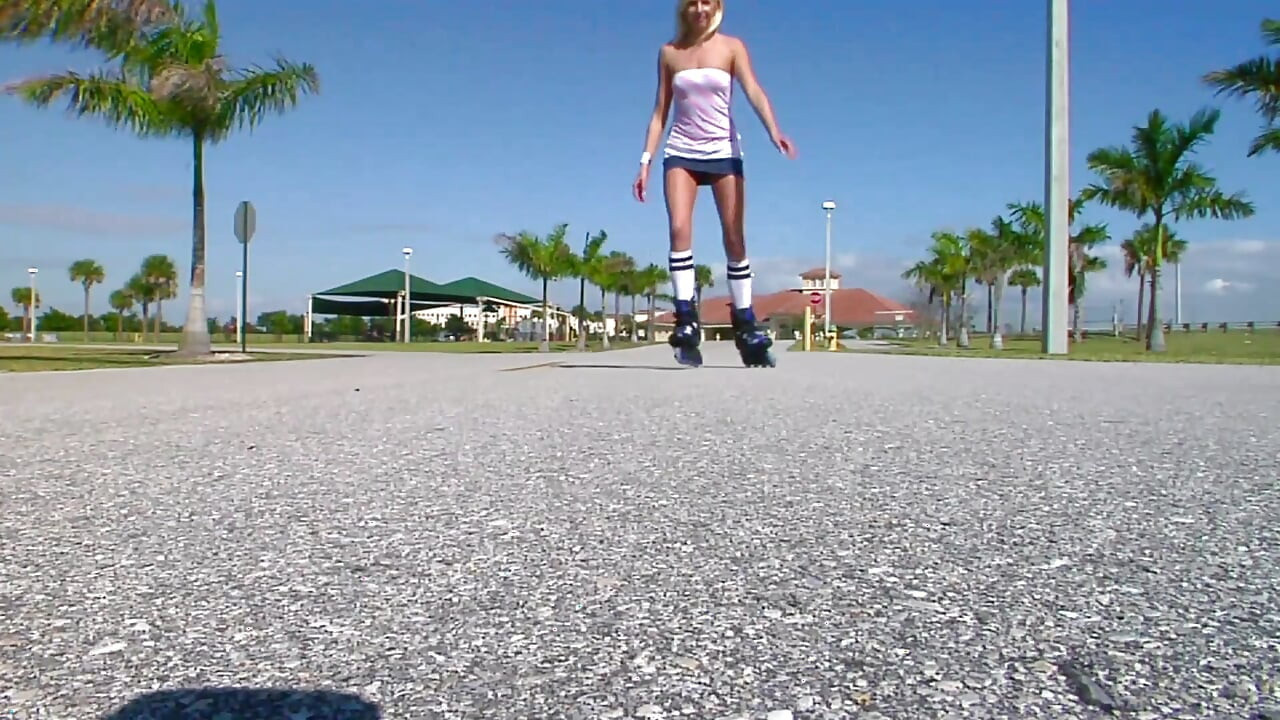 A szexi szőkét megdugja egy nagy fasz és beleélveznek