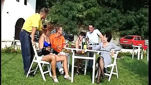 Deutsche damen sind hier, um zwei typen in der outdoor-session zu befriedigen