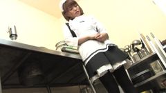 Sexy služka masturbuje v kuchyni s hračkou