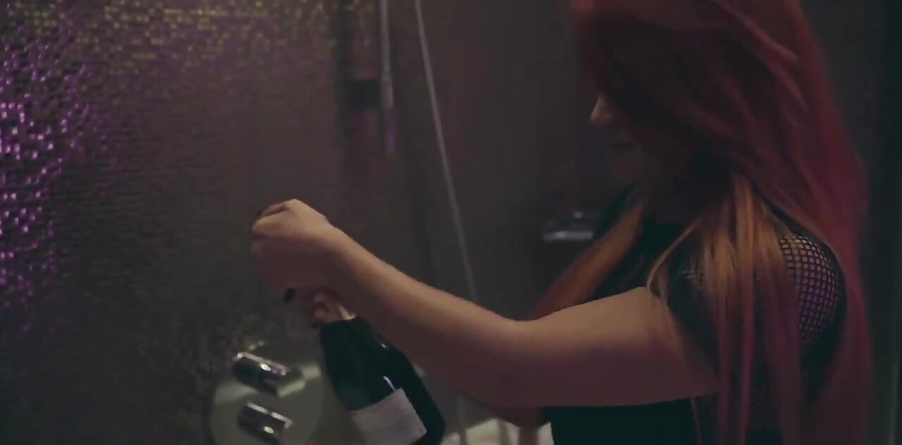 Sanktor Redhead MILF Is Masturbation in the Shower