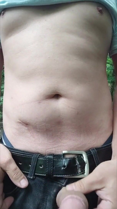 森の中で巨大なチンコをオナニーしてるなんて!!みんな見て | クリップ 1