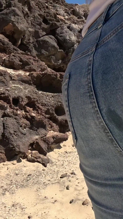 Casual Beach Pee - Jeans Wetting Outdoors
