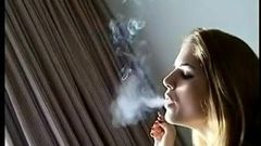 Une blonde sexy fume avec des inhalations impressionnantes!