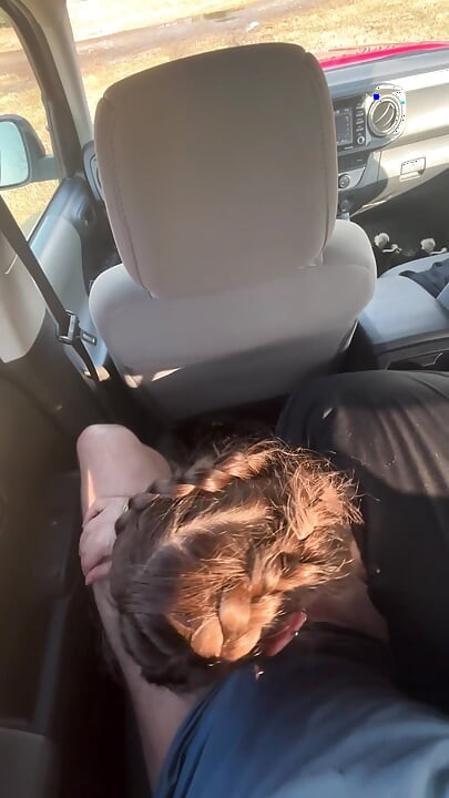 18-årig Tinder-date giver sjusket hals i bilen