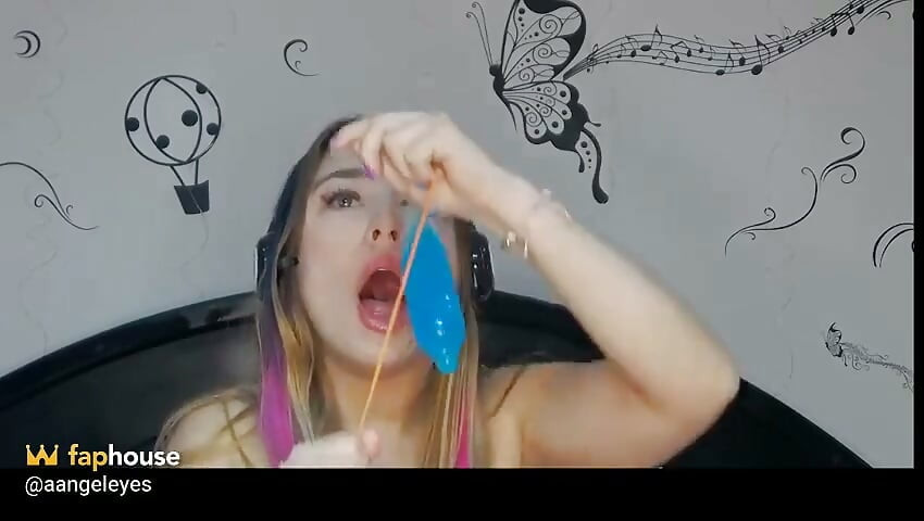 Jugando Con Un Condon Lleno De Liquido Azul Atado a Una Cuerda