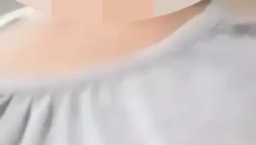 Görüntülü görüşmede büyük doğal göğüslerini gösteriyor